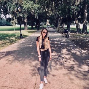 Hi! I’m Taylor :) 🎀 TopRated Seller❣️